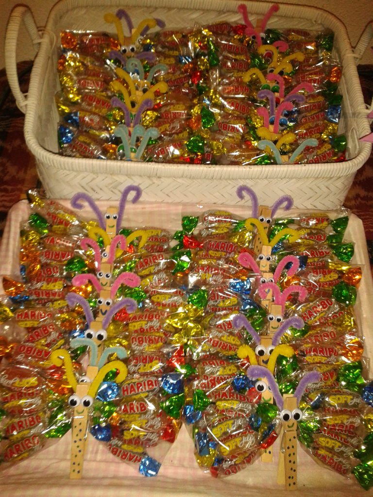 Mariposas de caramelos con pinzas y limpiapipas